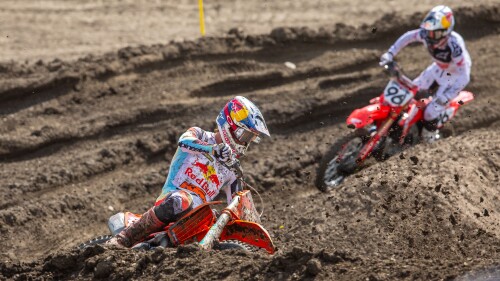 MX 2024 Rd 03 Thunder Valley Chase Sexton leads Hunter Lawrence.JPG